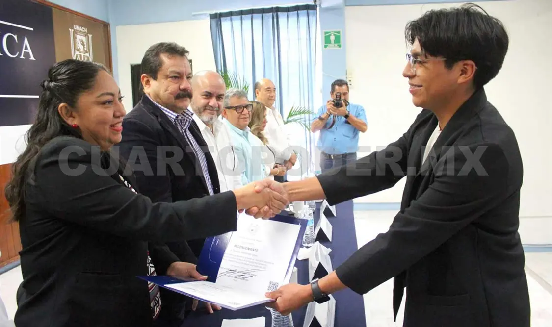 Entregan reconocimientos a estudiantes destacados