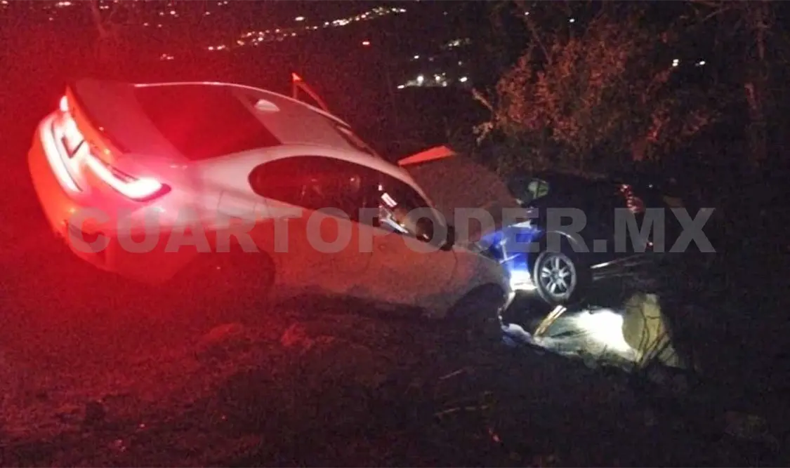 BMW y Sonic caen a un barranco tras colisionar
