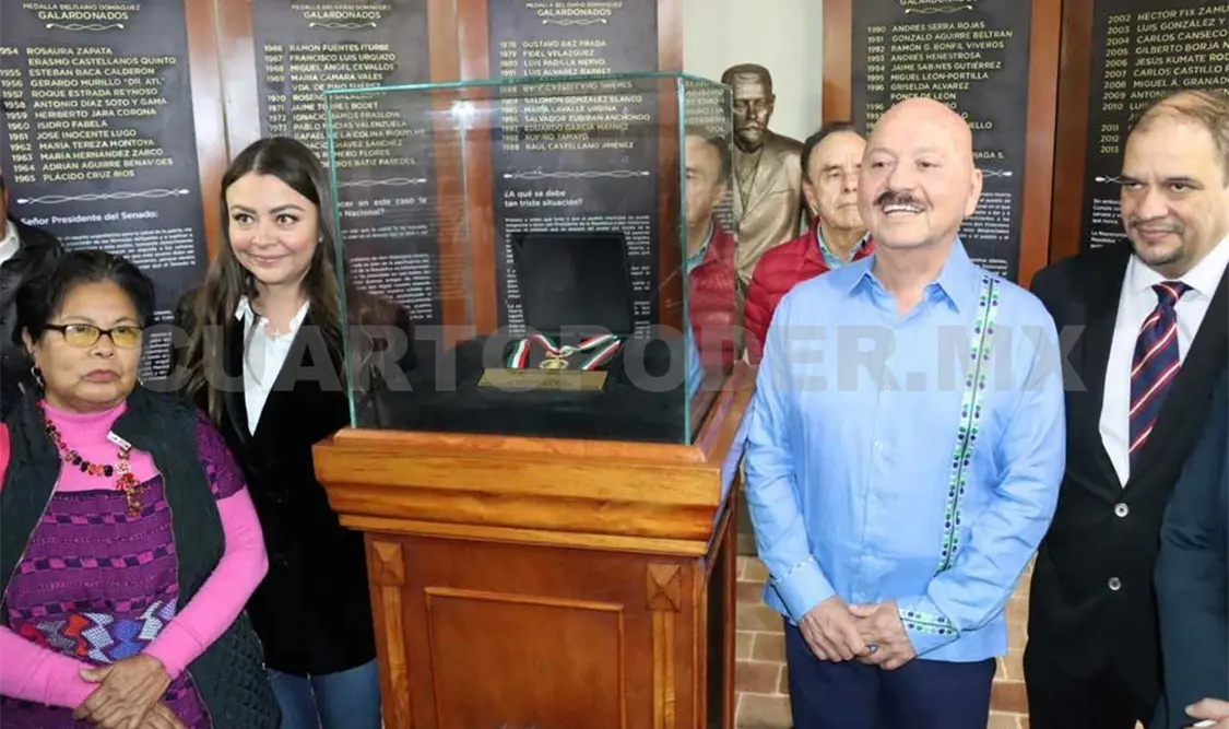 El doctor Pepe Cruz develó la medalla en la Casa Museo “Dr. Belisario Domínguez” de Comitán. CP