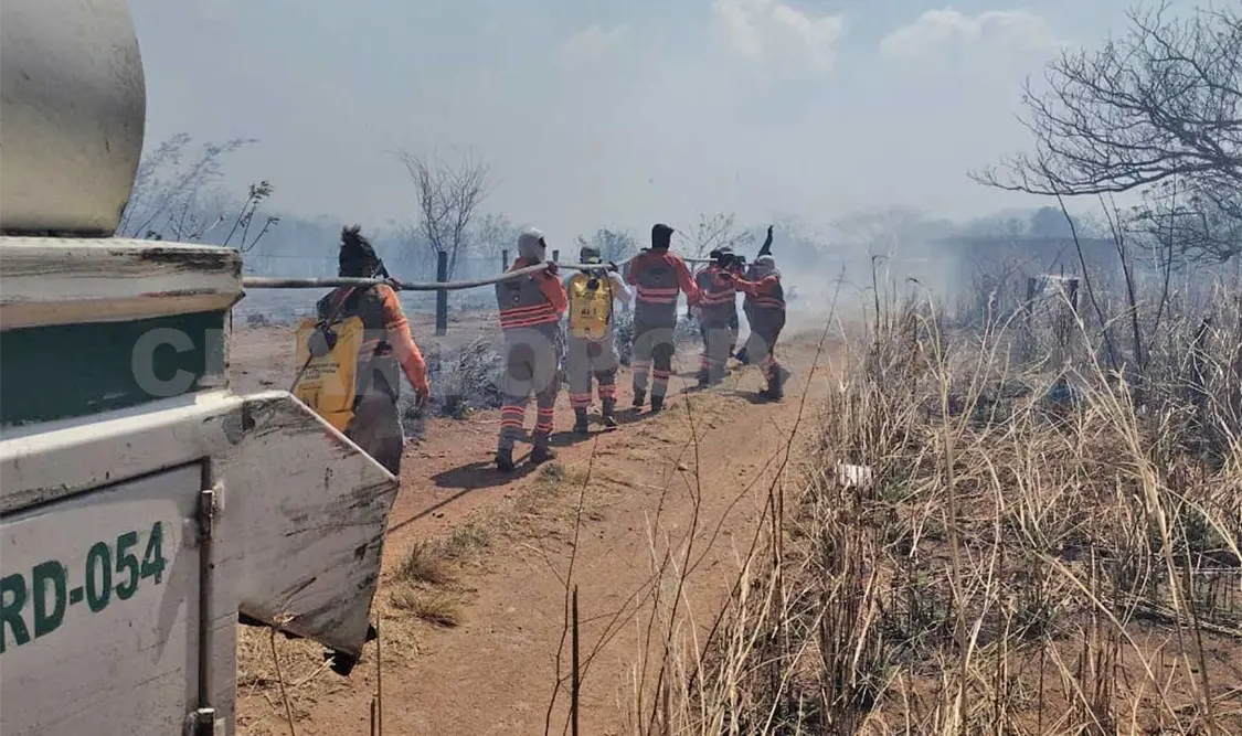 Los cuerpos de auxilio tuvieron que batallar por varias horas. Noel Vázquez / CP