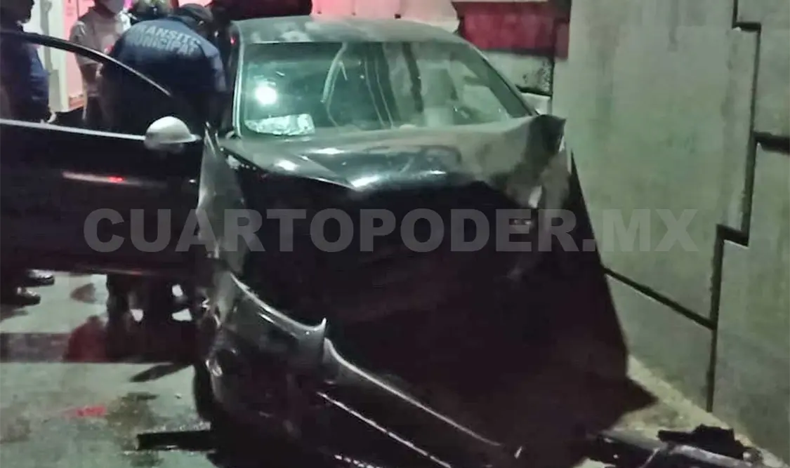 La mujer perdió el control del volante y se impactó contra el muro del distribuidor vial. Ulises López / CP