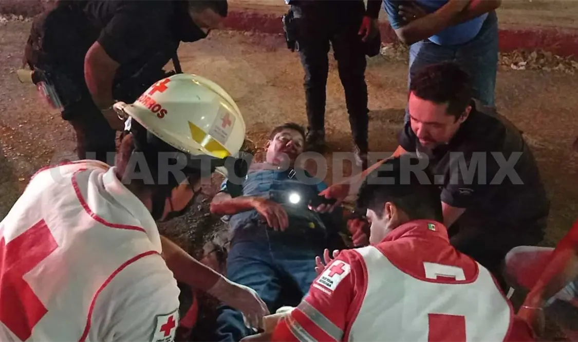 Después de forcejear, el chofer pudo sacarlo de la unidad y le pasó las llantas encima. Ulises López / CP