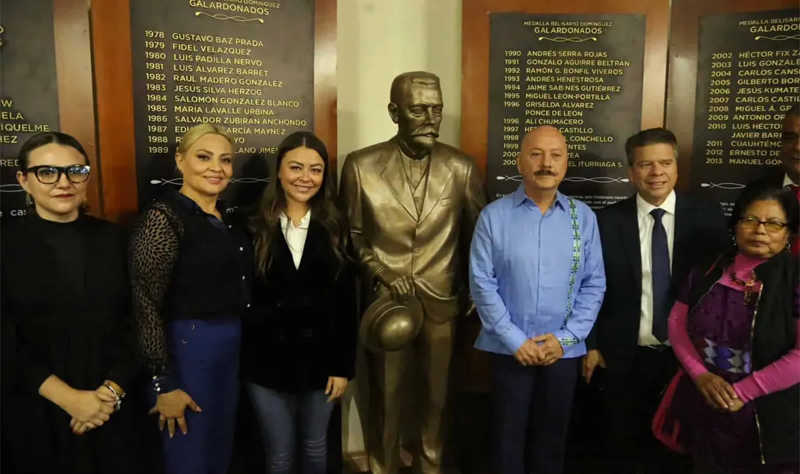Sasil De León entrega al Museo Belisario Domínguez en Comitàn, la medalla 2020 otorgada al personal de Salud