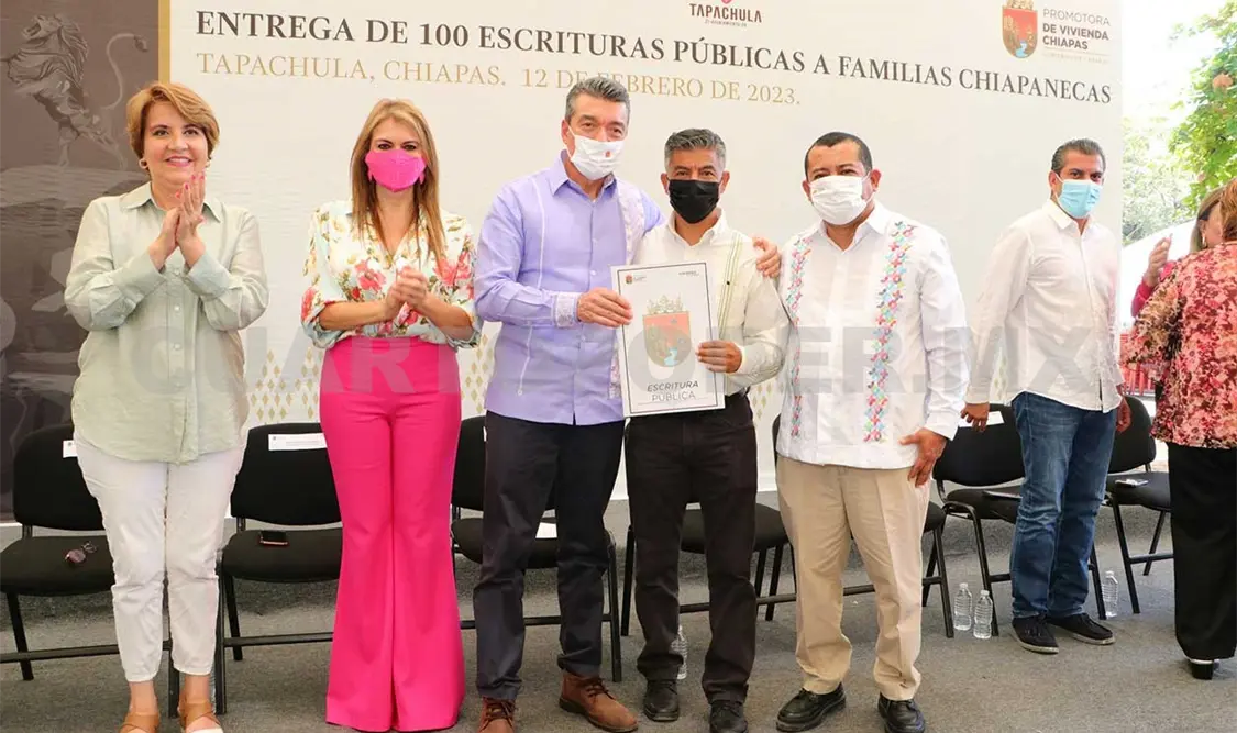 Entrega escrituras públicas a familias del Soconusco