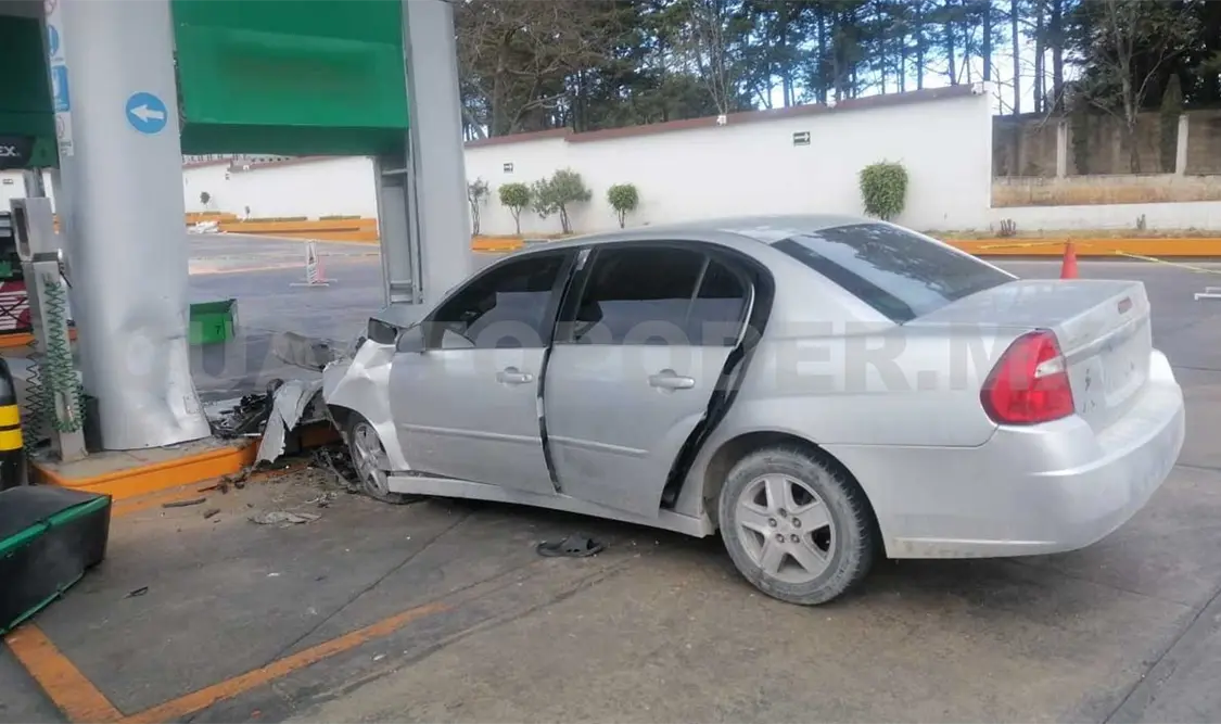Choca y derriba una bomba de gasolina