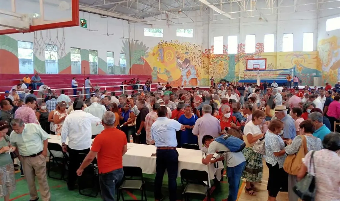 Con cohetones, intentan reventar asamblea estatal