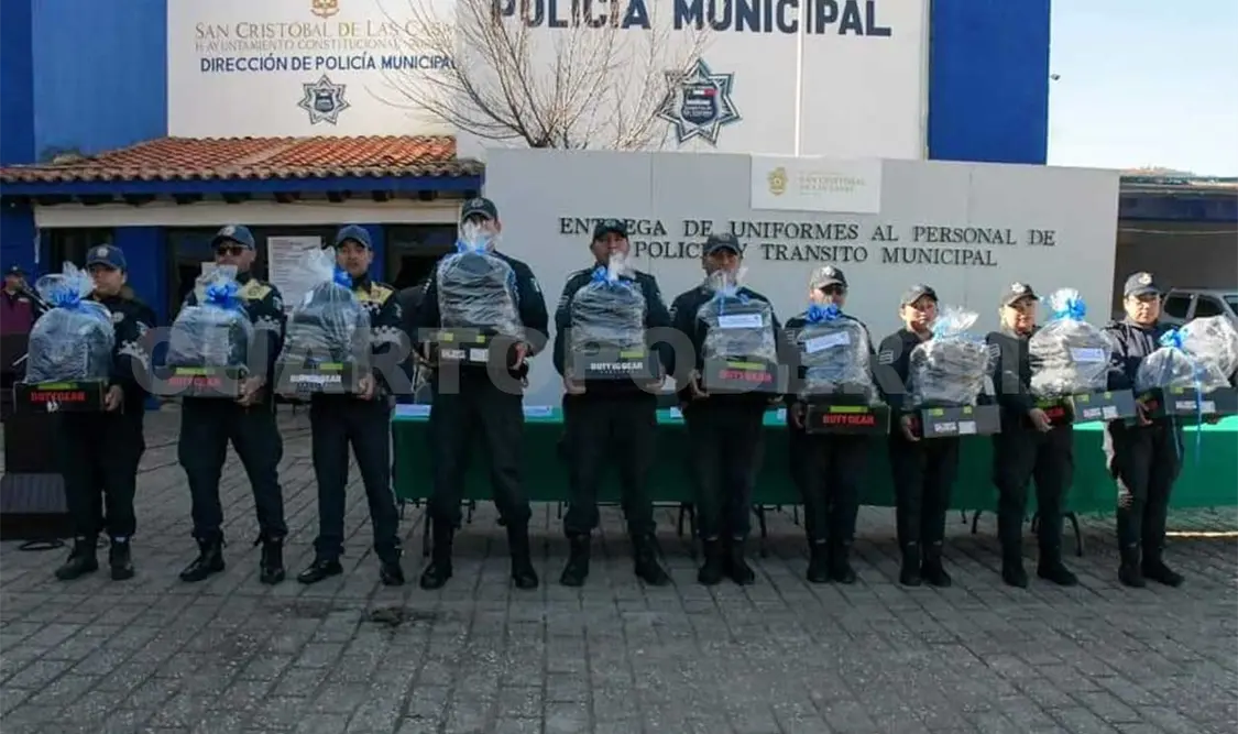 Policías reciben 876 paquetes de uniformes