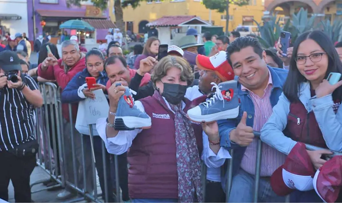 Lanzan “Delfimoda”, mercancía con imagen de Delfina