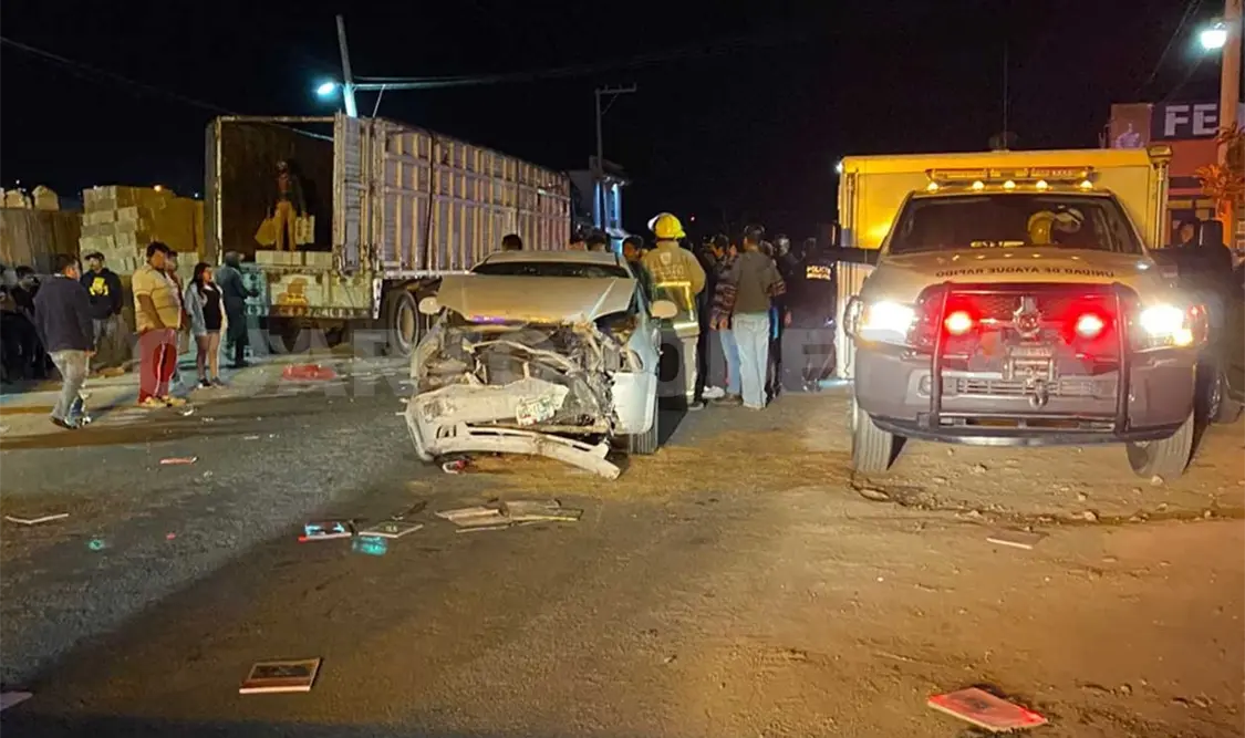 Ebrio impacta por alcance a camioneta; menor herida