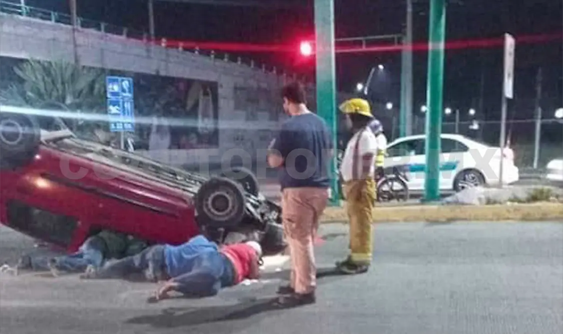 Mujer sale lesionada al sufrir una volcadura