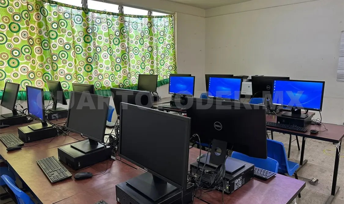 Entregan aulas, equipo tecnológico y mobiliario