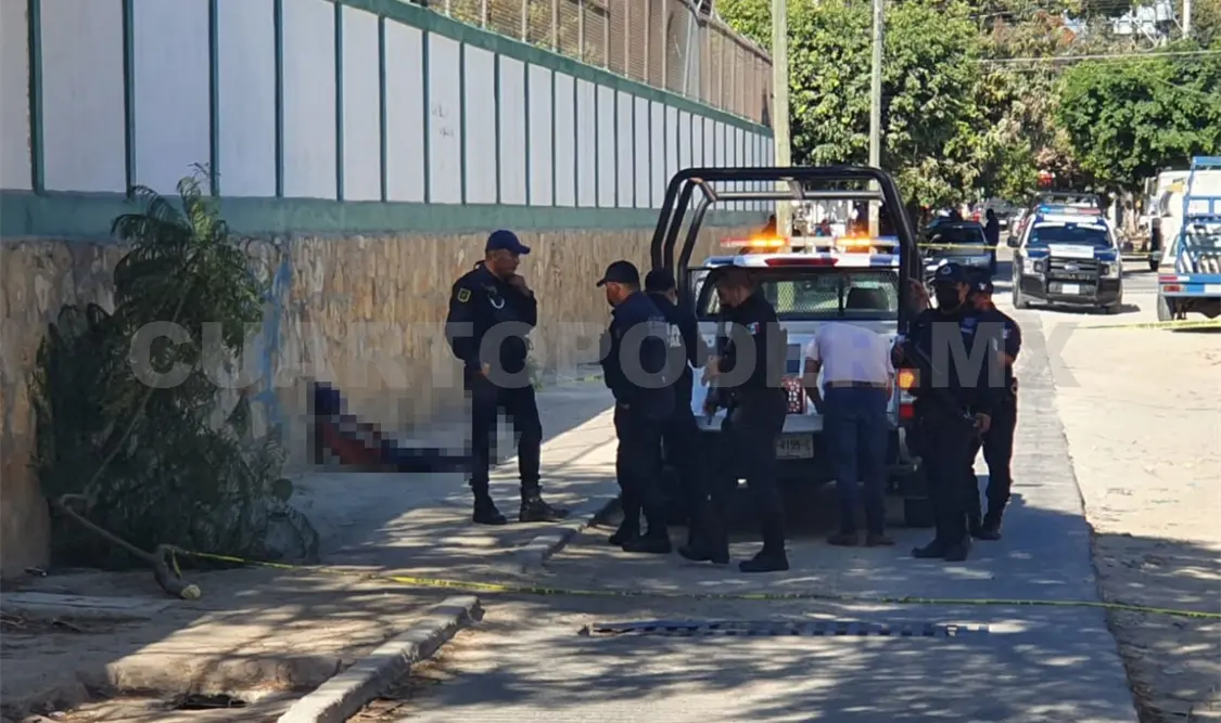 Pierde la vida recargado en pared de una primaria