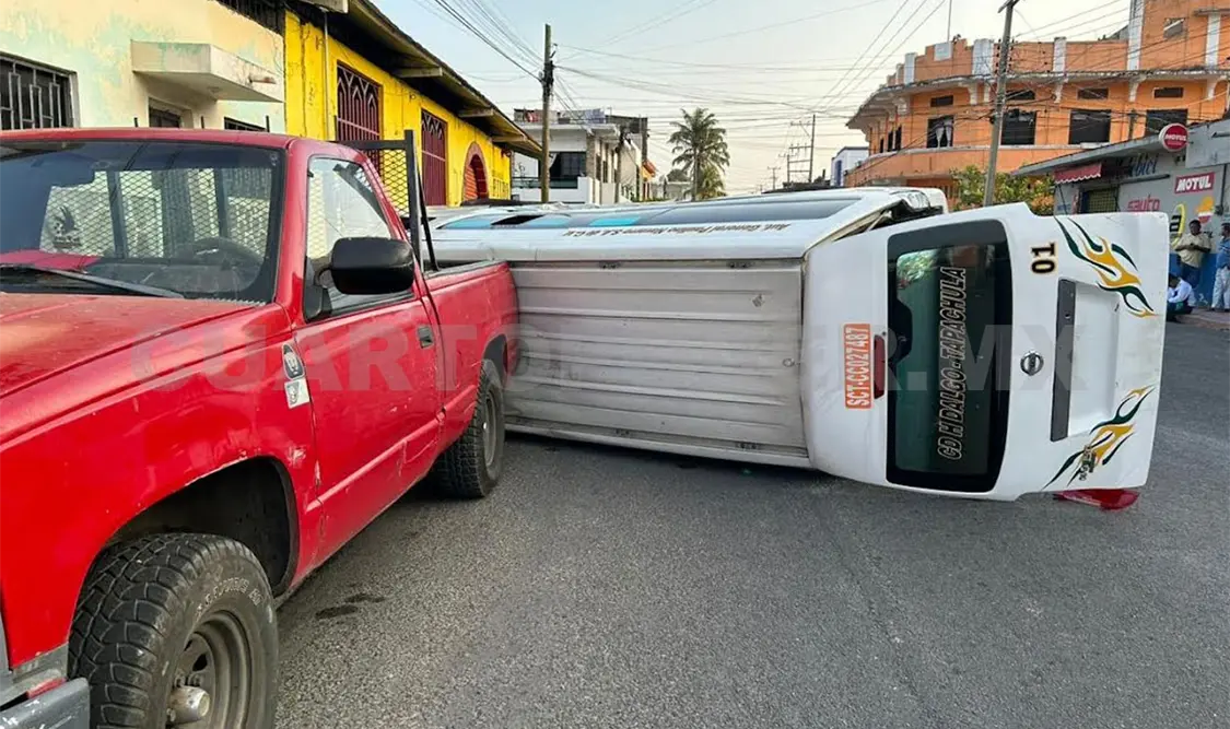 Colectivo vuelca al ser chocado