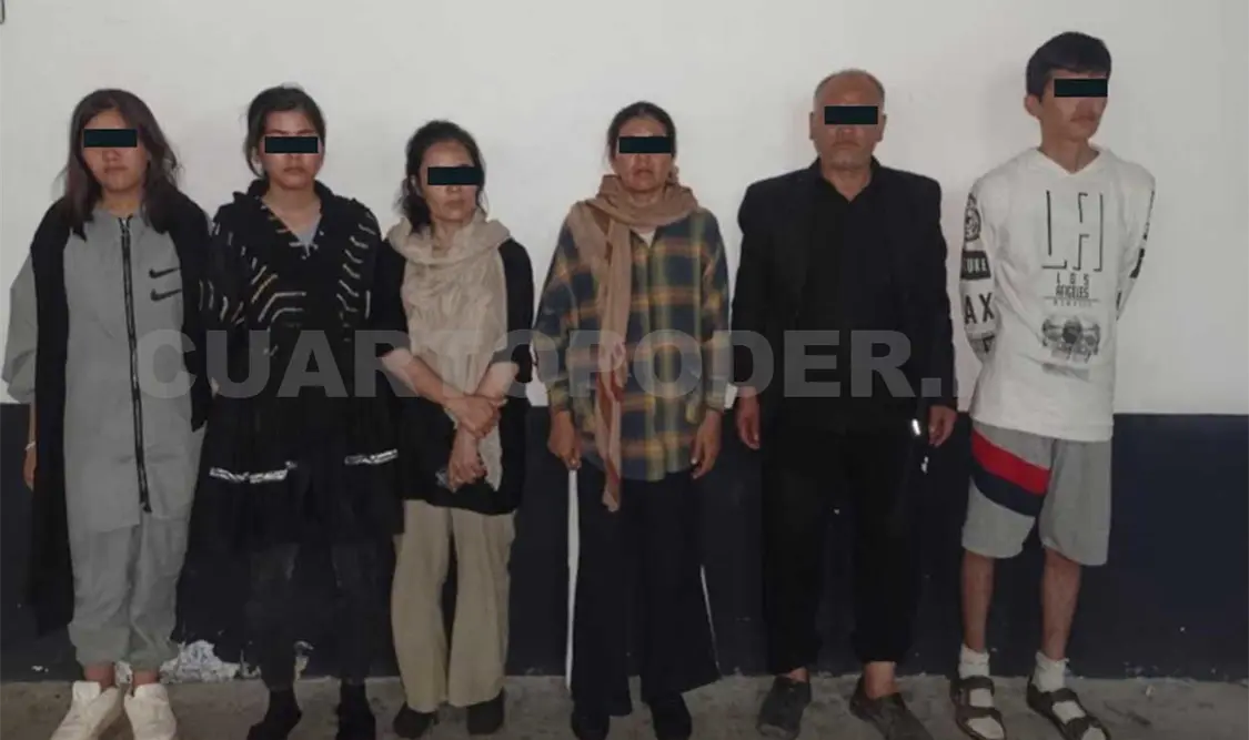 Cuatro mujeres y dos hombres fueron rescatados mientras viajaban en un automóvil sedán. Víctor Sánchez / CP