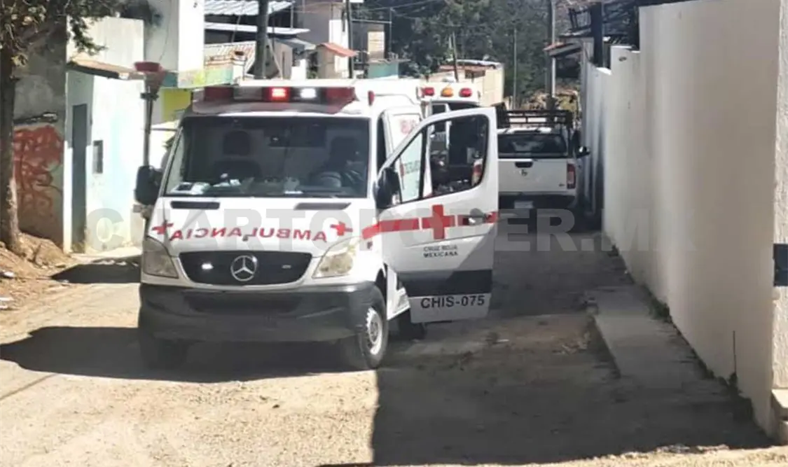 Paramédicos de Protección Civil arribaron y lo hospitalizaron de urgencia. Juan Orel / CP