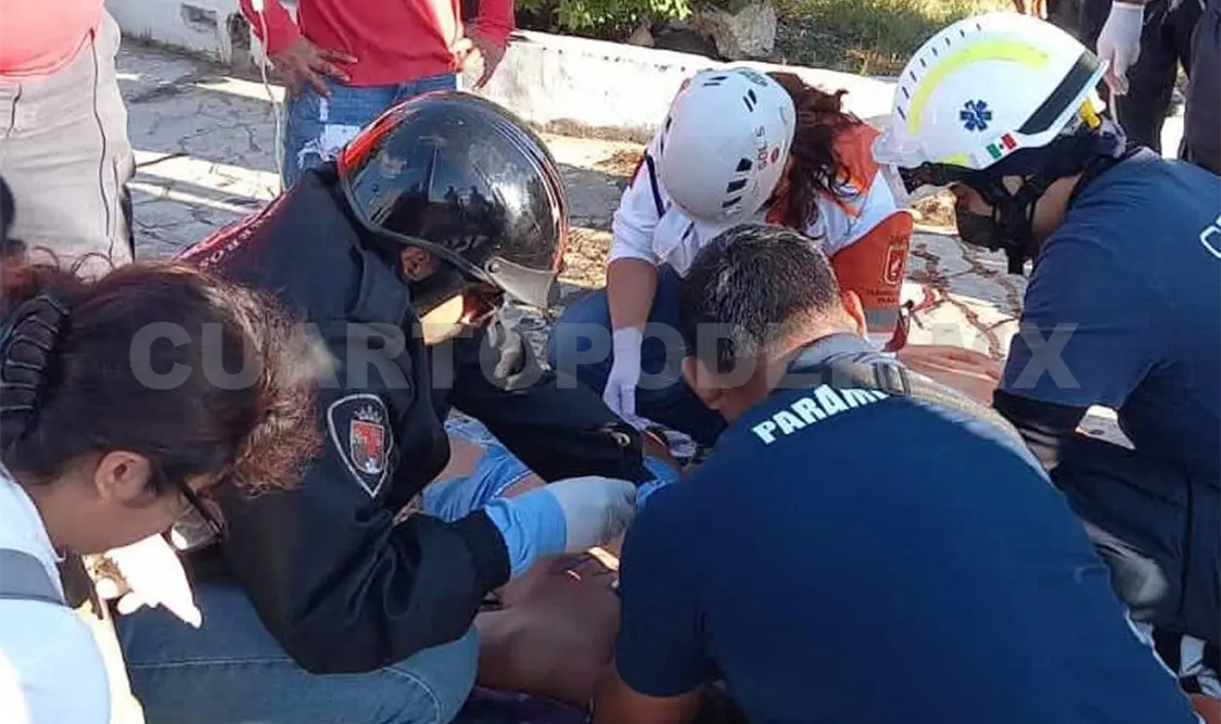 Paramédicos de Protección Civil valoraron al lesionado; presuntamente falleció por traumatismo craneoencefálico. Ulises López / CP