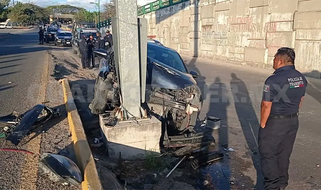 Se estrella contra señalamiento vial