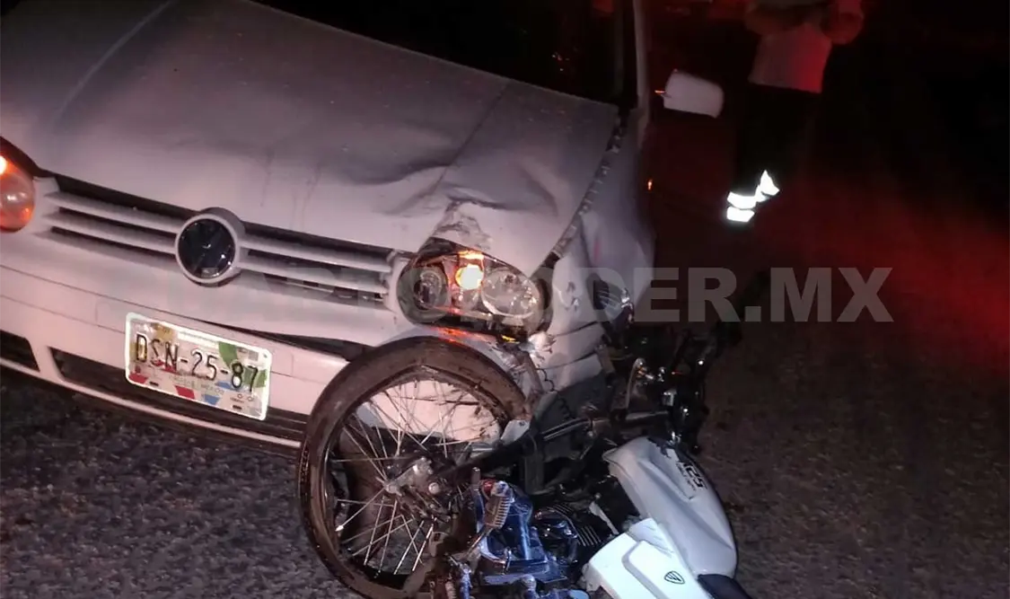Motorista iba sin luces; Jetta acaba atropellándolo