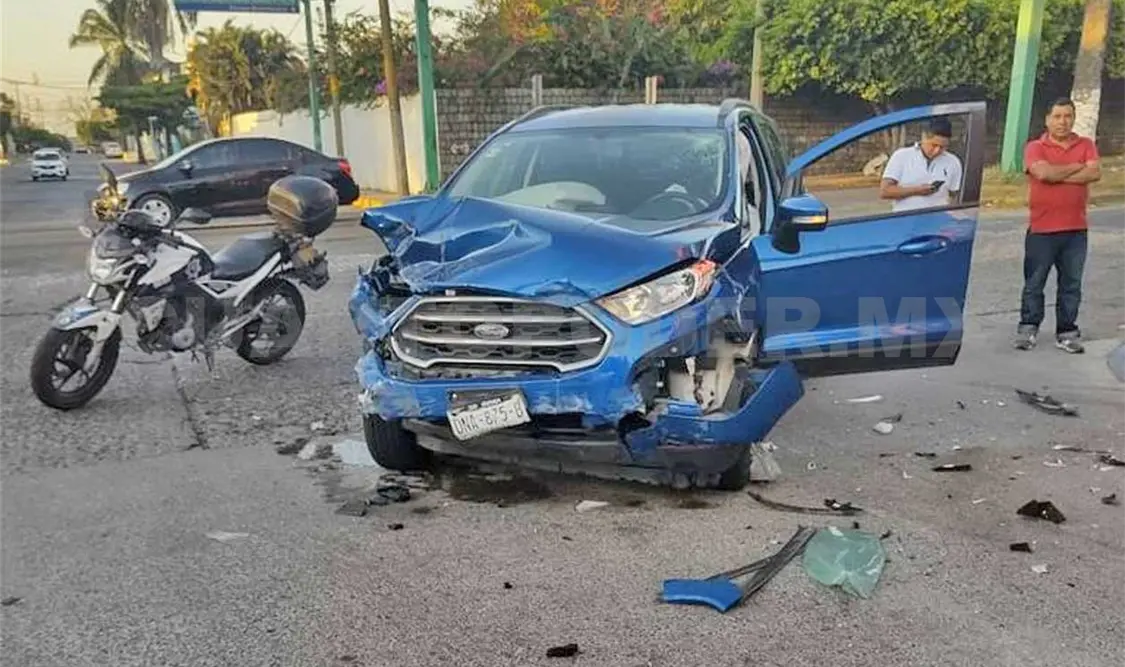 Se accidentan por un “semaforazo”