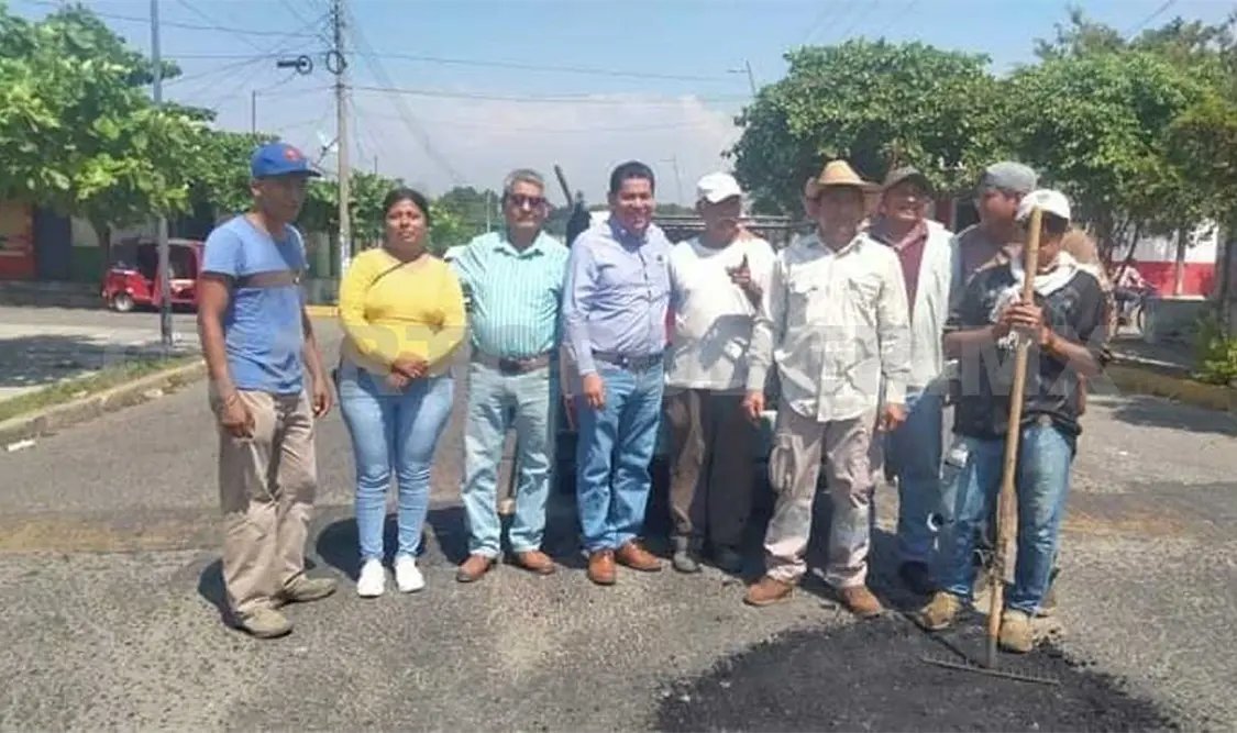 Alcalde hace alarde de trabajo tapando bache