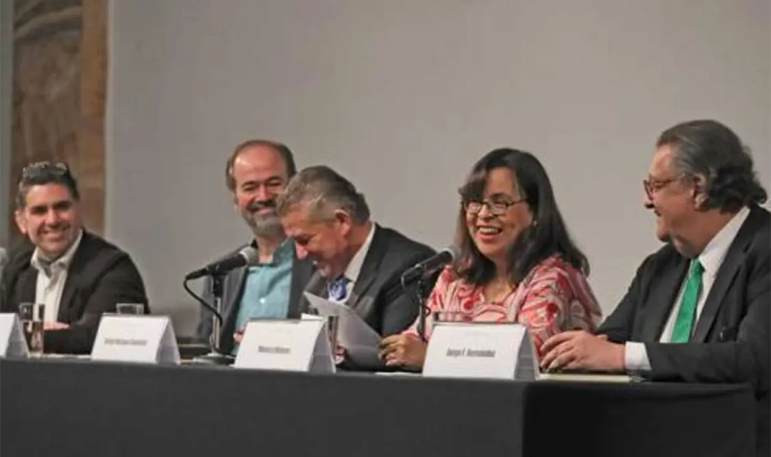 Juan Villoro, Jorge Vázquez González, Mónica Mateos y Jorge F. Hernández, durante el homenaje al periodista en el Palacio de Bellas Artes. Cortesía