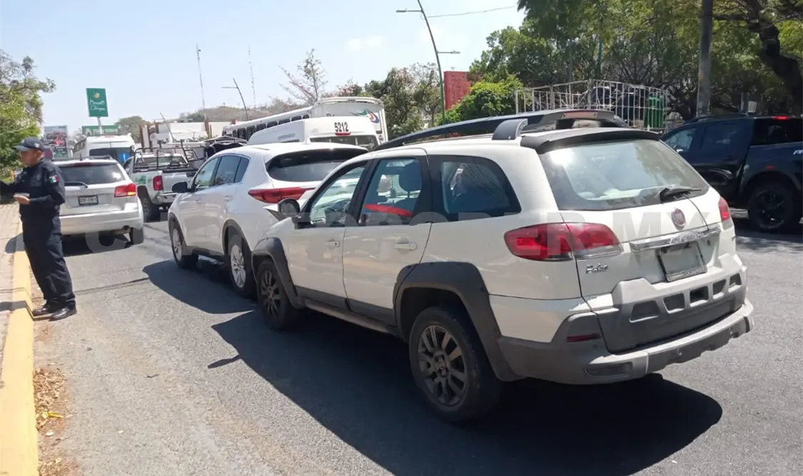 Por acelerado choca contra otro vehículo