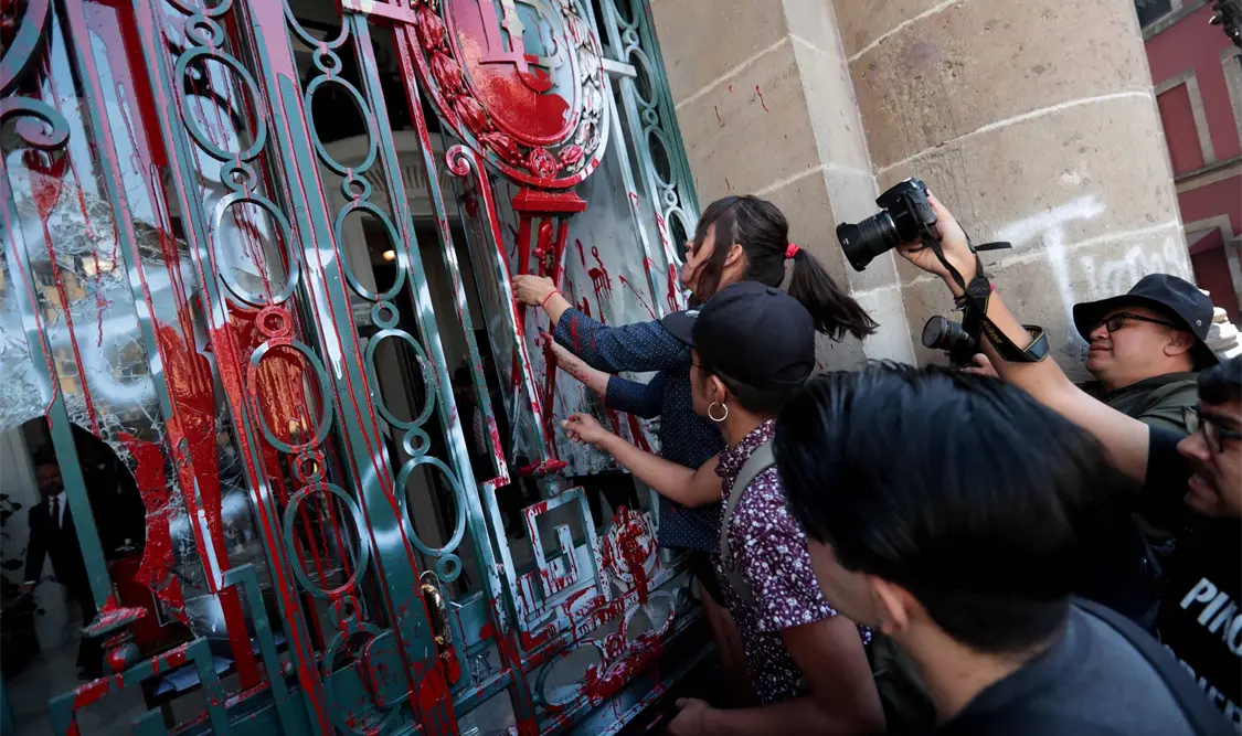 Mujeres trans ingresaron por la fuerza al recinto para protestar en contra de la iniciativa. El Universal