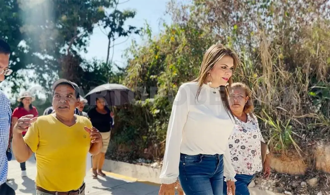 Rosy Urbina supervisa obra de pavimentación