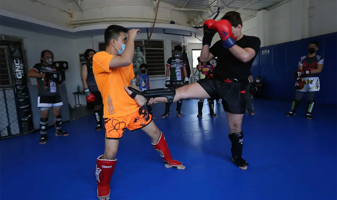 Nuevas técnicas de combate y estrategias aplicables al Muay Thai de la época actual serán impartidas por Thunder Panak. Carlos López/CP