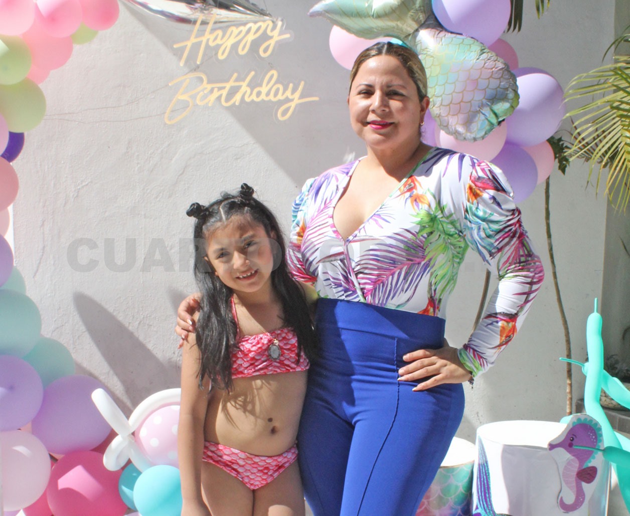 Mia celebró al estilo sirenita