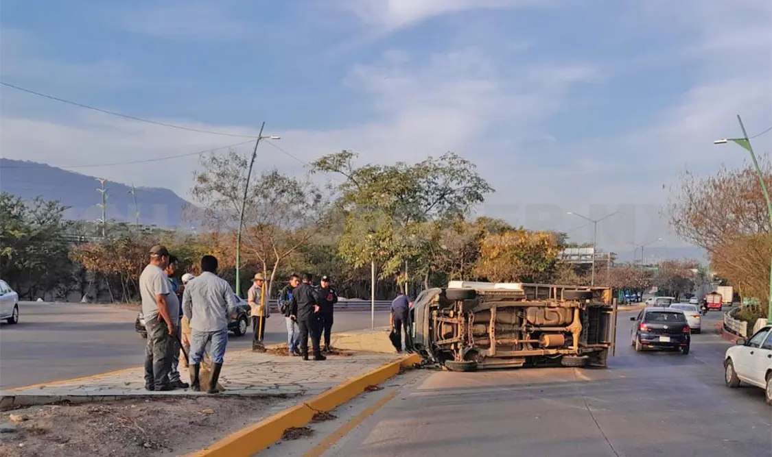 Vuelca camioneta y deja daños cuantiosos