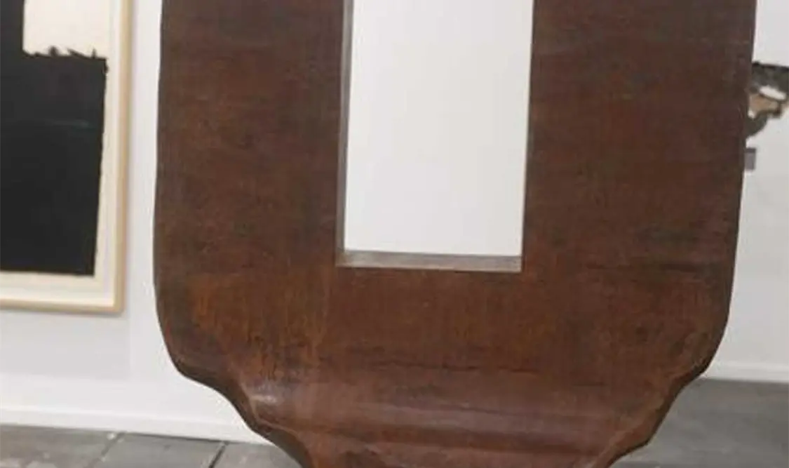 La obra sin título, de Eduardo Chillida, está expuesta en el espacio dedicado a la Galería Carreras Múgica. Foto Cortesía