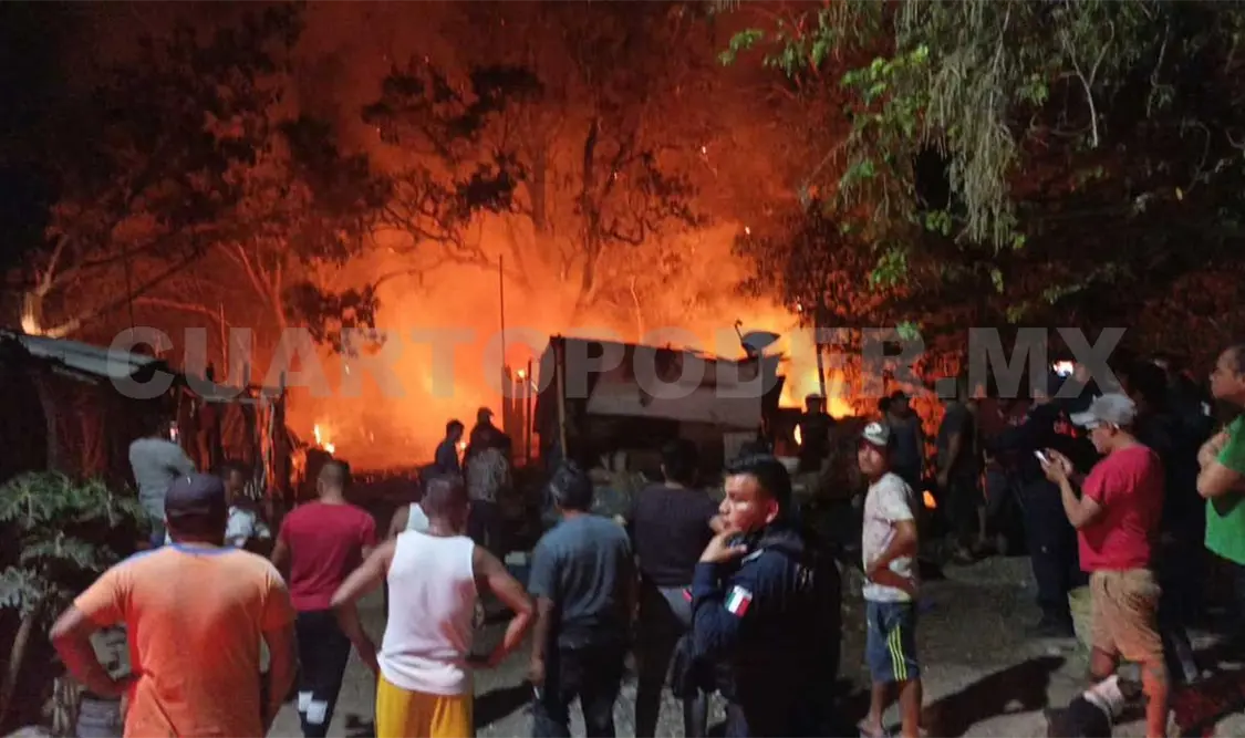 Arden viviendas y más de 10 familias lo pierden todo