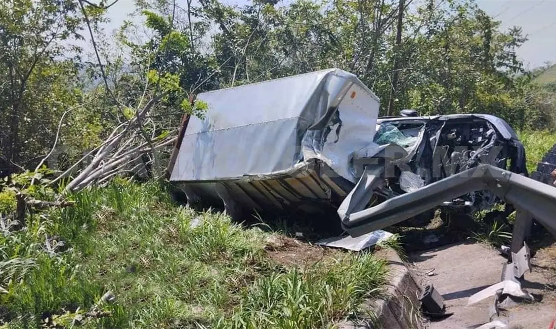 Chofer fallece en trágico accidente en autopista