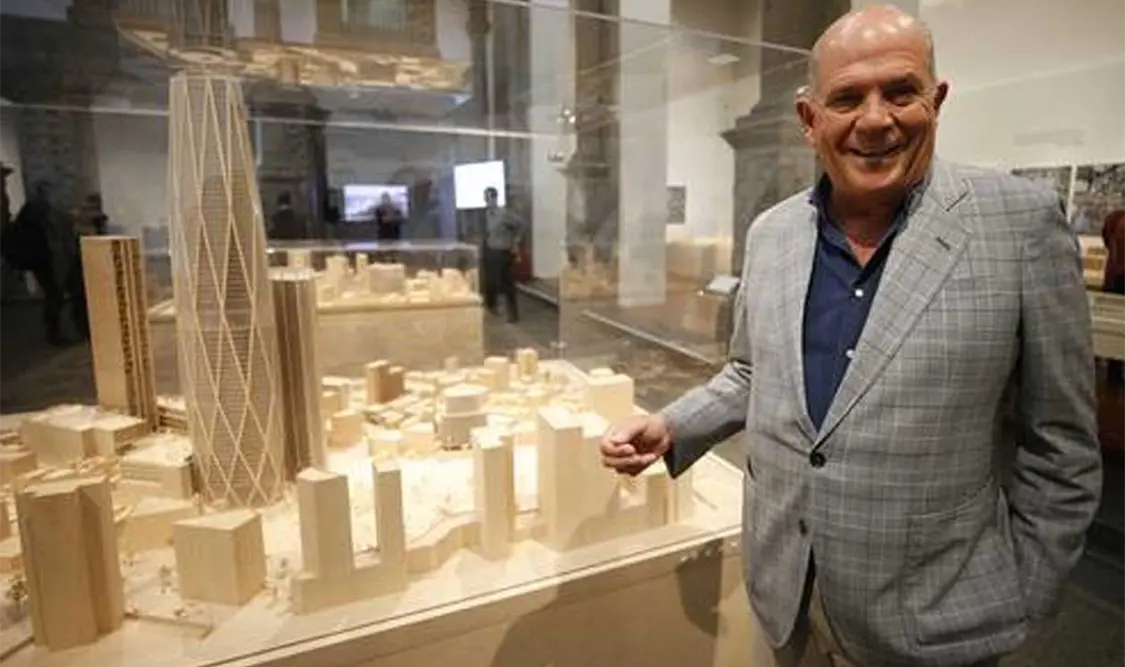 Javier Sordo, hijo del arquitecto Juan Sordo Madaleno, con una de sus obras. Foto Cortesía