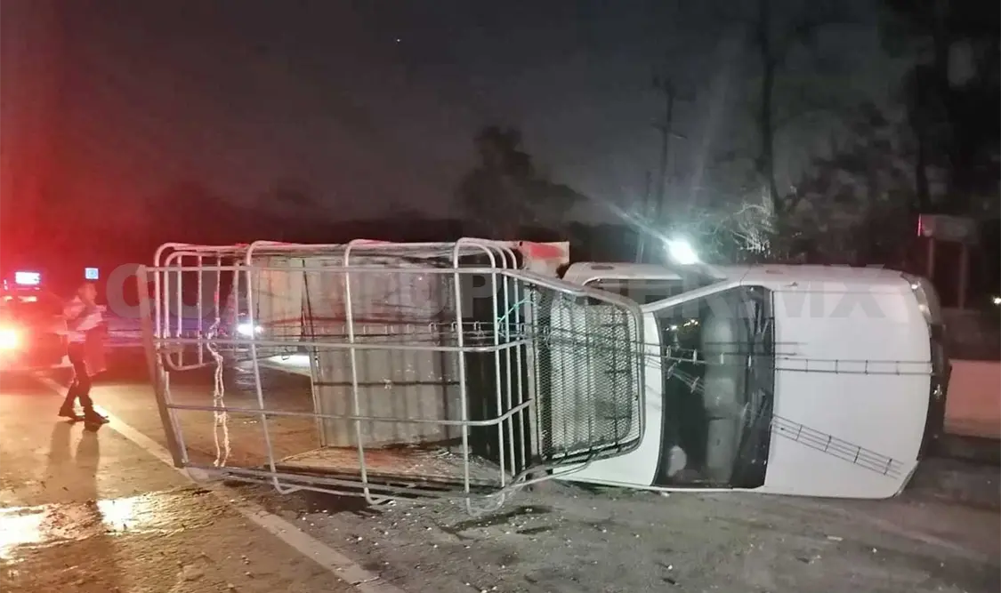 Se le “amarra” una llanta y la camioneta termina volcando