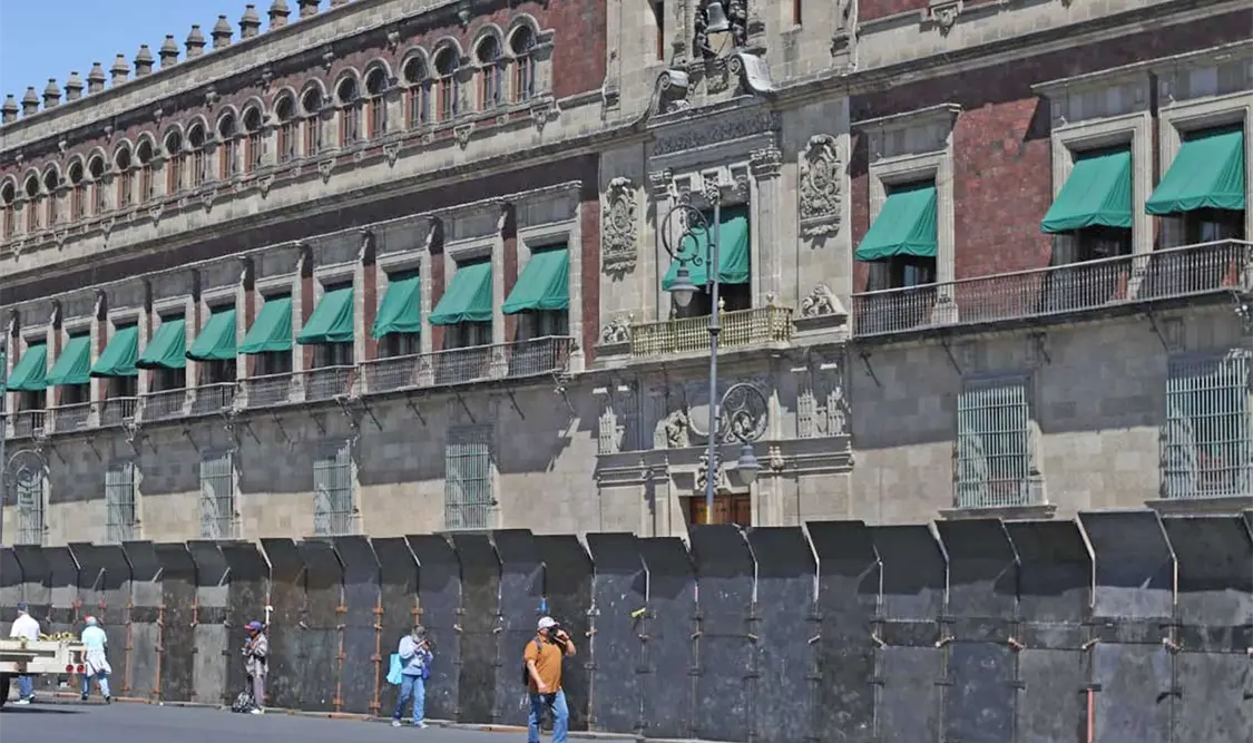 La parte frontal de Palacio Nacional ya se encuentra bardeada en su totalidad. El Universal