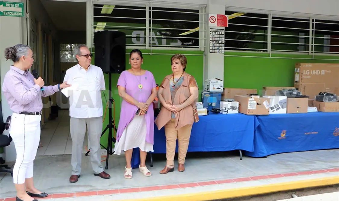 El rector destacó que el equipamiento es importante para el trabajo de los docentes y estudiantes. Cortesía