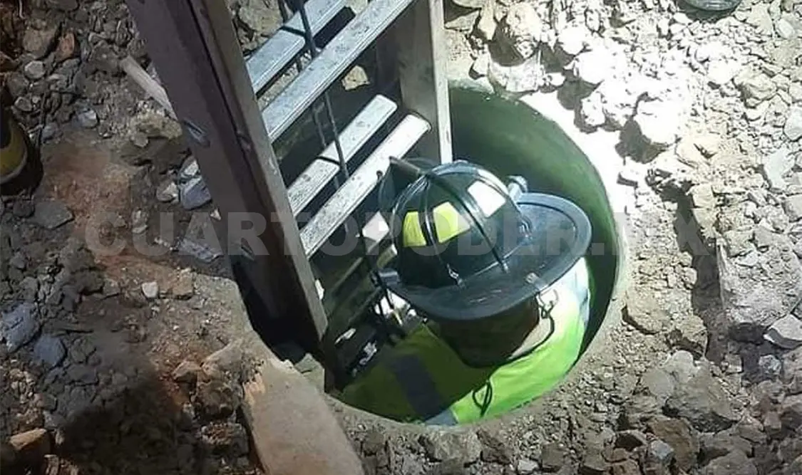 Con el apoyo de una escalera, los bomberos procedieron a descender para posteriormente extraerlo y dejarlo seguro en la zona. Manuel Martínez / CP