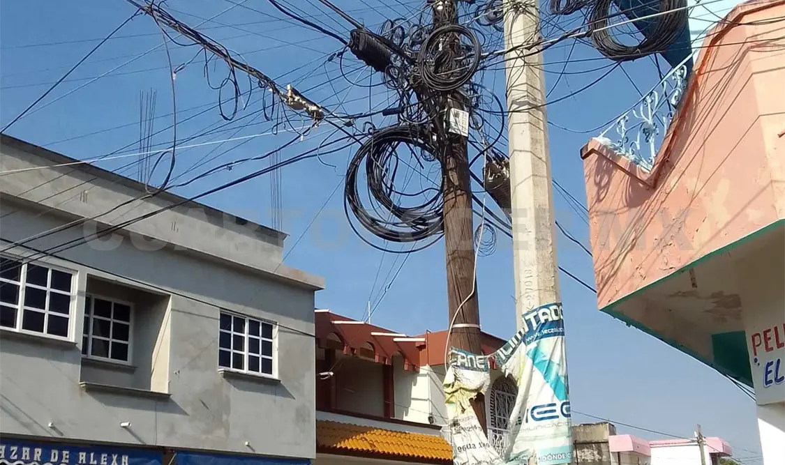 Los postes de luz requieren mantenimiento. Noel Vázquez / CP