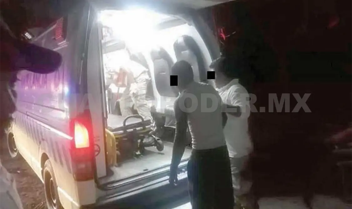 Paramédicos llegaron para brindarle los primeros auxilios a la persona; posteriormente la trasladaron a un hospital. CP