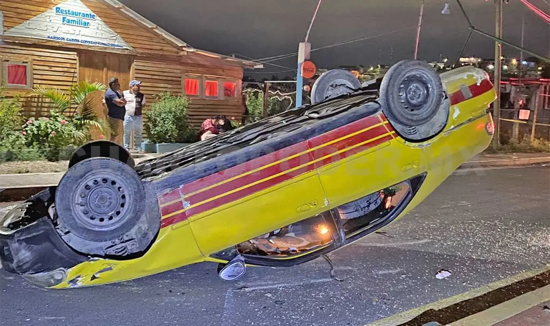 El accidente ocurrió la noche del viernes en el libramiento Sur, en la ciudad de Comitán. Una persona resultó lesionada y fue llevada al hospital. Juan Orel / CP