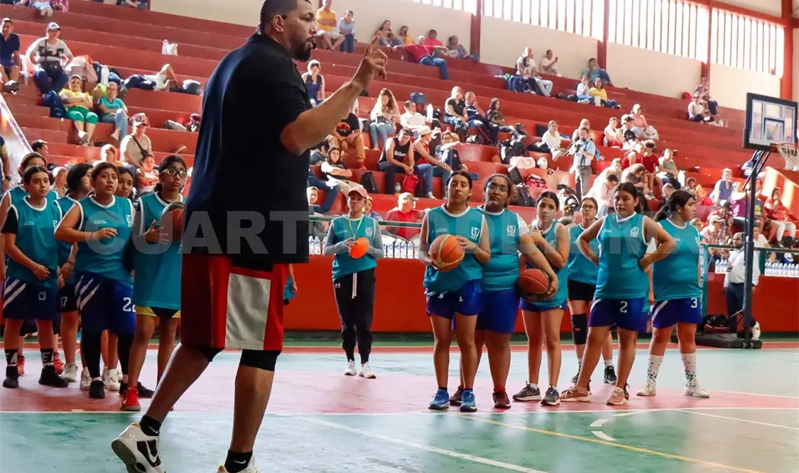 Horacio Llamas realiza clínica en Tuxtla