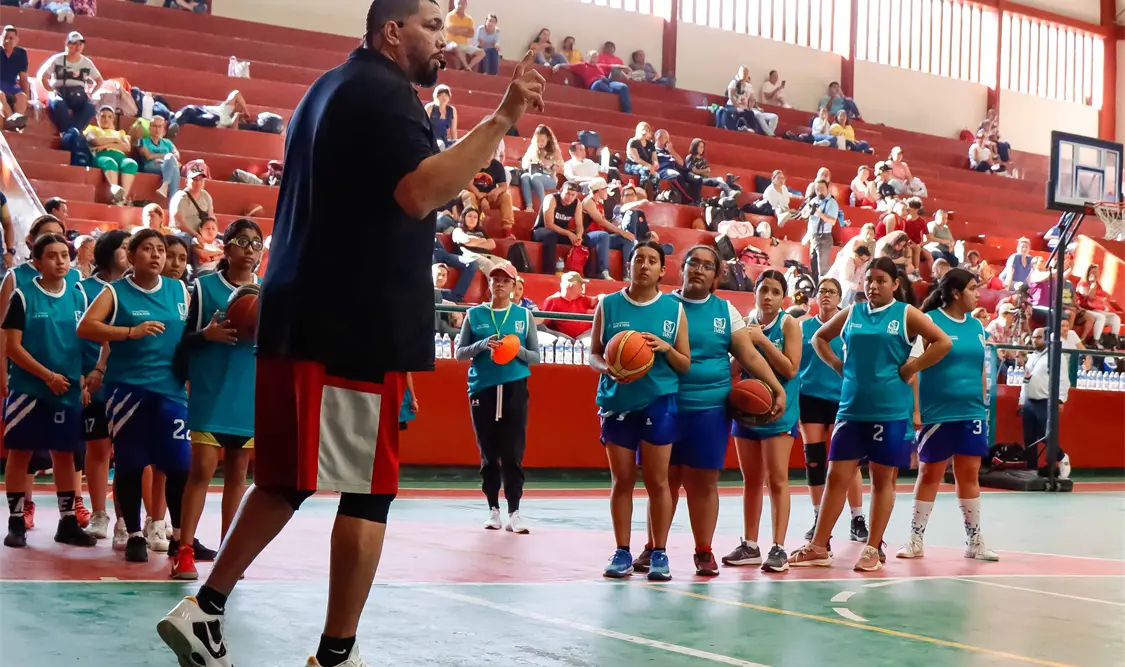 El experimentado basquetbolista compartió sus experiencias dentro del deporte ráfaga a aquellos que se dieron cita al evento. Diego Pérez/CP