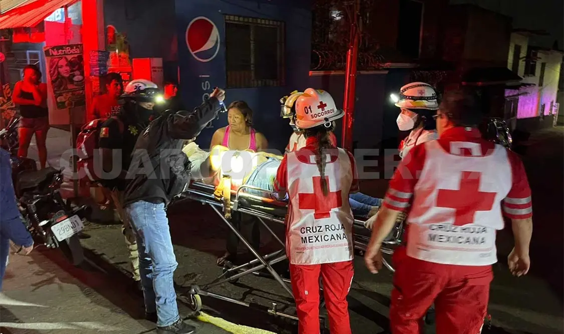 Embisten a motociclista; tuvo que ser hospitalizado
