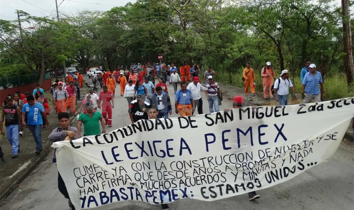 Bloquean carretera en Reforma para exigir obra