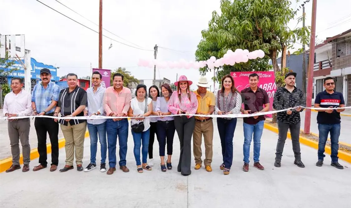 Inaugura Rosy Urbina obra de pavimentación hidráulica