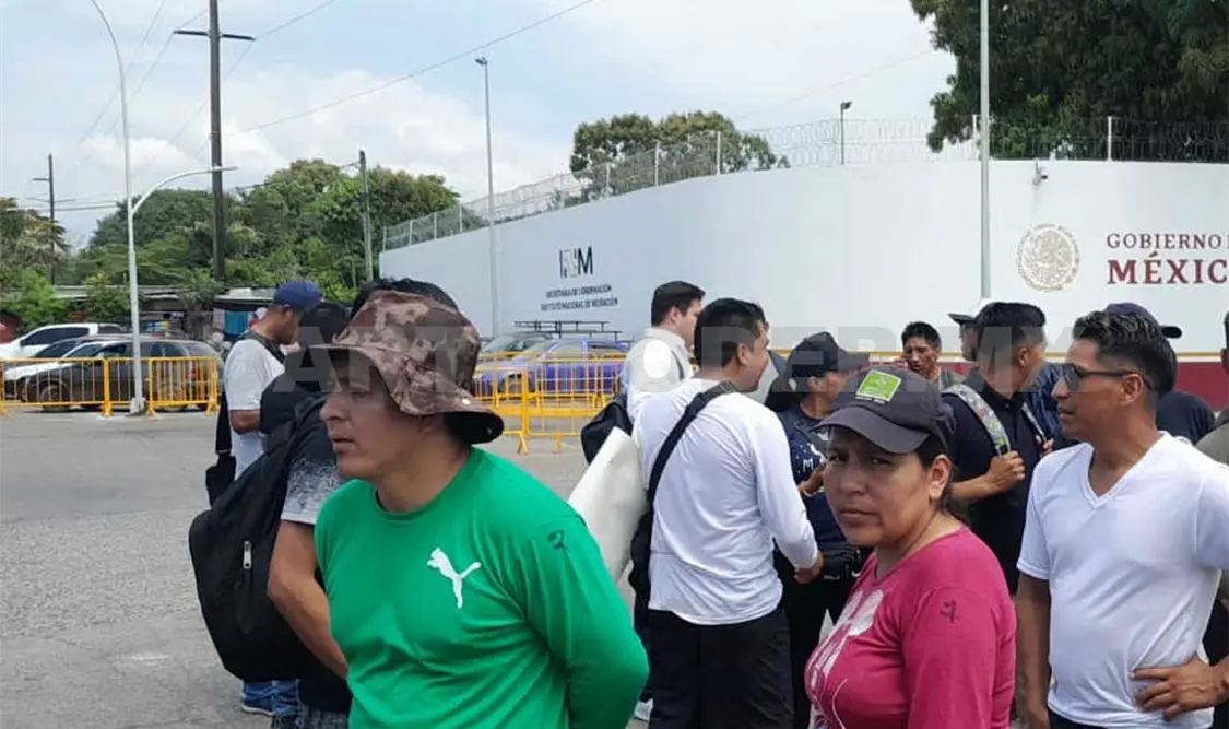 Exigen a INM la entrega de pases de salida