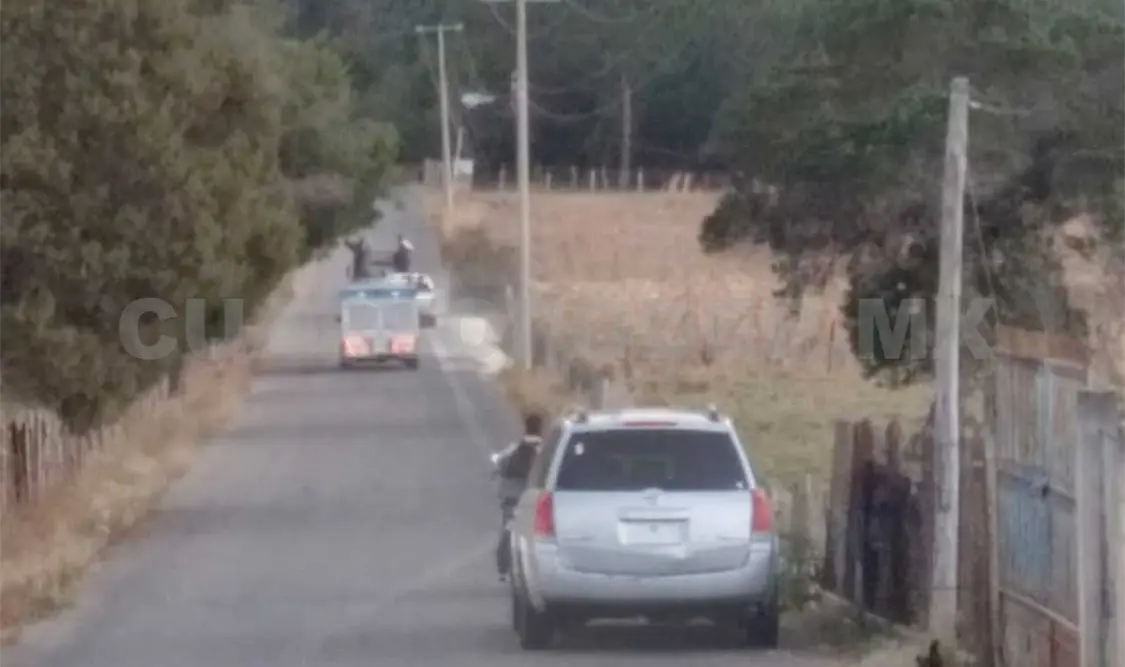 Encontronazo carretero entre camioneta y auto