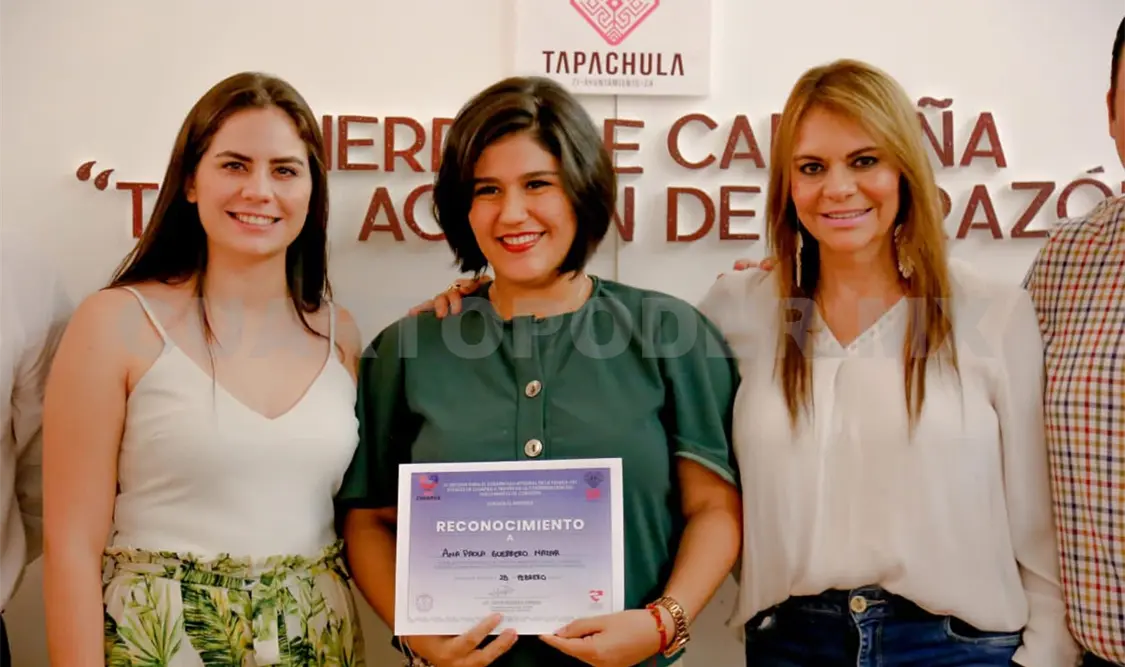Rosy Urbina entrega reconocimientos a donantes de cabello